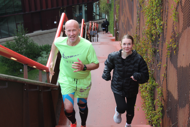 Kenneth og Emma er n�dt til at give den fuld skrald fra starten for at undg� et blive pillet ud ved de to dead-zones.